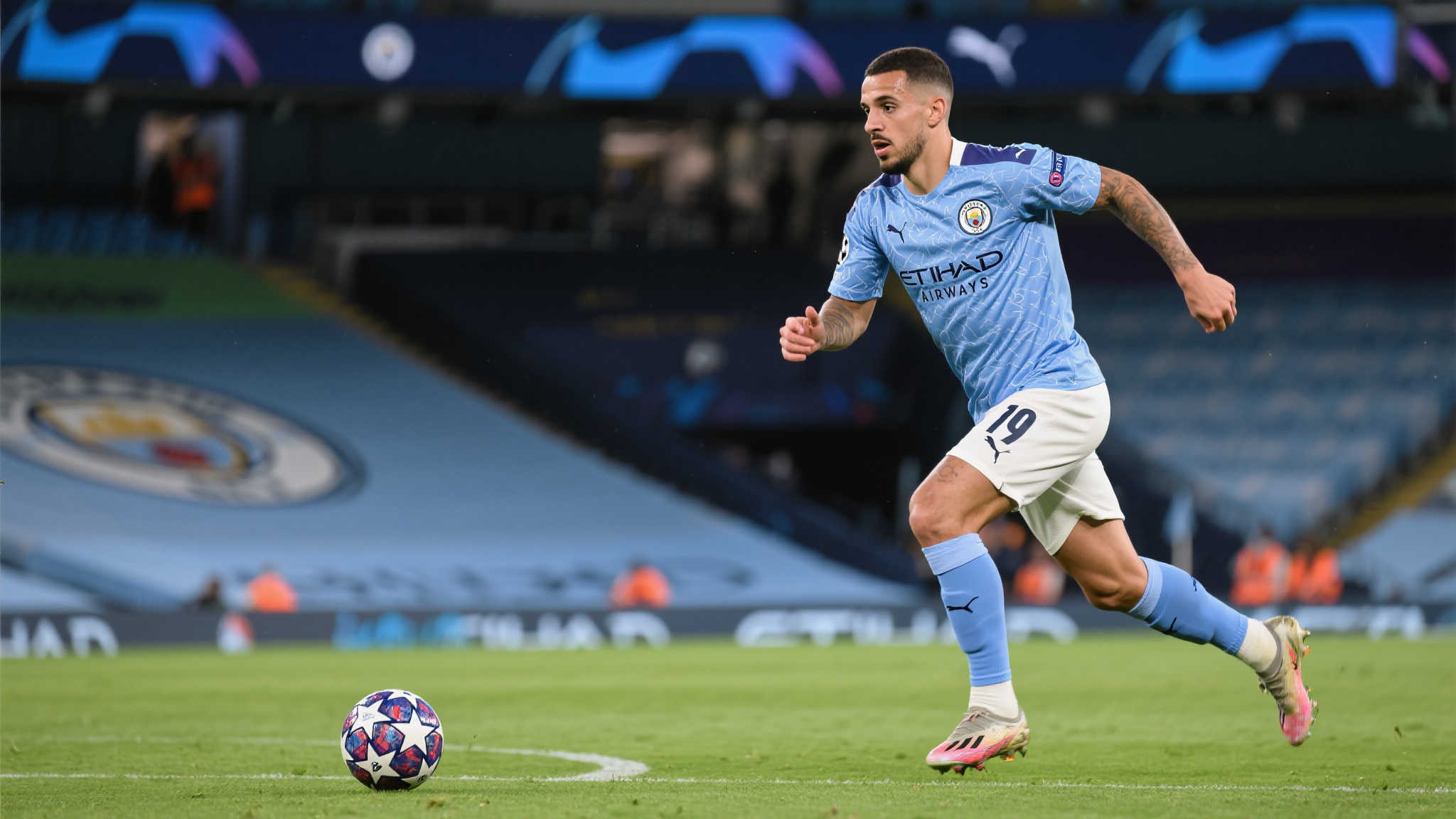 布莱顿开价2000万镑争夺21岁右后卫韦斯利,曼城密切关注 布莱顿开价2000万镑争夺21岁右后卫韦斯利,曼城密切关注